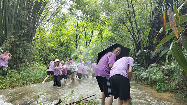 陳楷如：觀戰(zhàn)！“濕身”快樂！.jpg